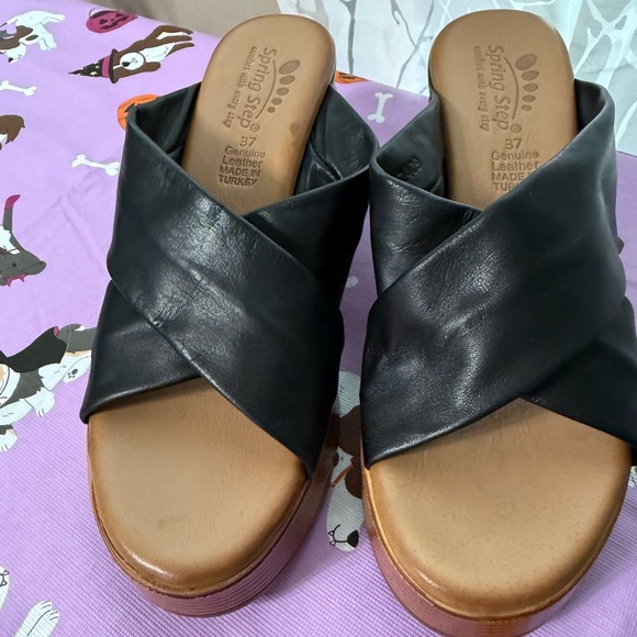 Spring Step Black and Tan Women's Shoes - Picture 1 of 7